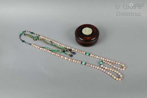 Chine, XXe siècle Collier à 108 perles de jadéite, lapis-laz...
