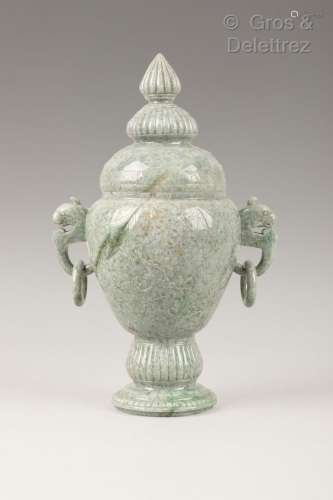 Chine, XXème siècle Vase couvert sur piédouche en pierre dur...