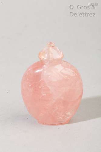 Flacon tabatière en quartz rose sculpté en léger relief d'un...