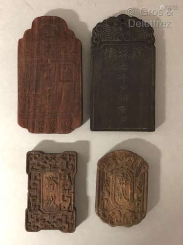 Quatre plaquettes en bois dont une en bois de fer.