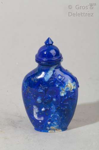 Chine, XXème Flacon tabatière en lapis lazuli teinté sculpté...