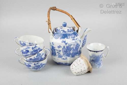 Chine, début Xxe siècle Cinq tasses et théière en porcelaine...