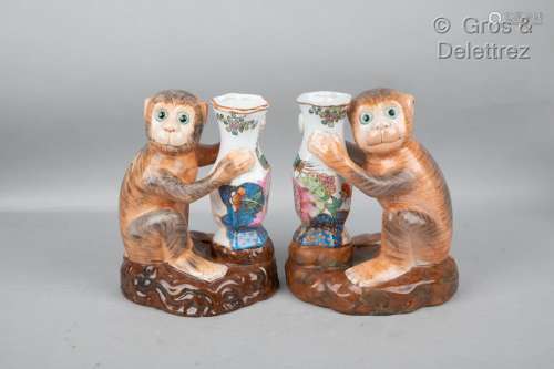 Paire de vase tenus par des singes en porcelaine polychrome ...