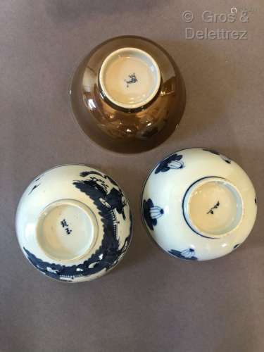 CHINE du SUD. Lot de trois bols en porcelaine décorés en ble...