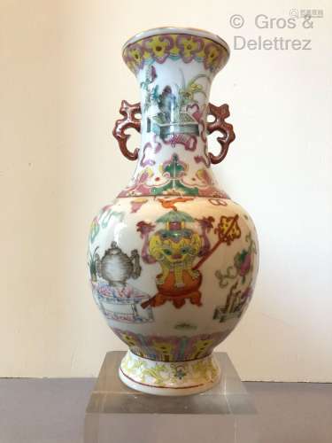 CHINE. Vase balustre en porcelaine émaillée dans la famille ...