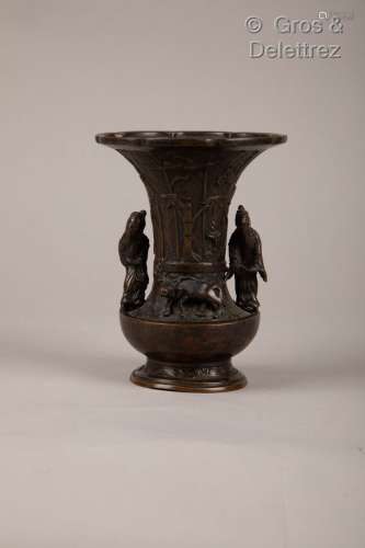 Japon, période Meiji Vase Gu à col floriforme en bronze de p...