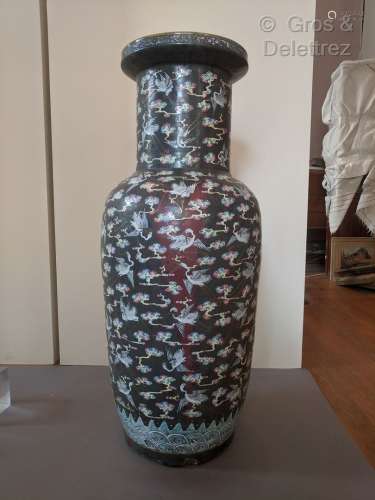 CHINE du SUD. Important vase en grès émaillé gris à décor de...
