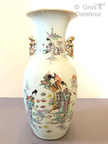 CHINE. Vase balustre en porcelaine décoré d'émaux polychrome...