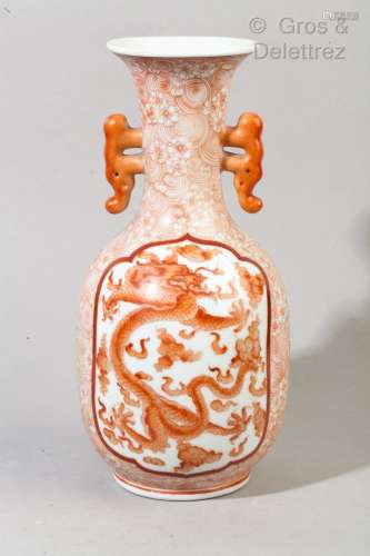 Japon. Vase balustre décoré en rouge d'un dragon dans une ré...