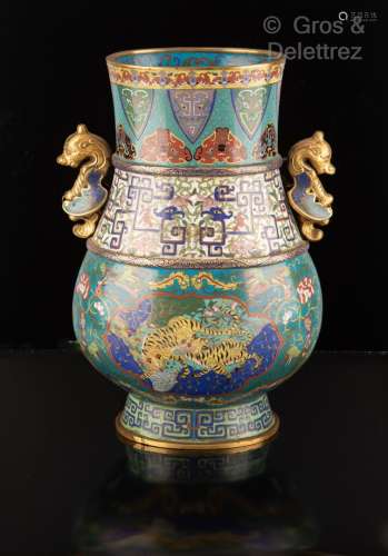 Chine, première moitié XXème siècle Paire de vases Hu en bro...