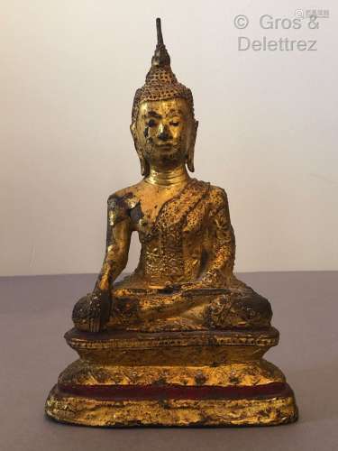 THAILANDE. Bouddha en bronze laqué or. H: 18 cm. Petits écla...