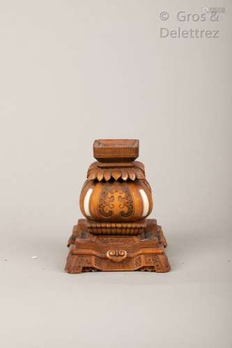 Japon, vers 1920 Socle en bois sculpté à plusieurs niveaux, ...