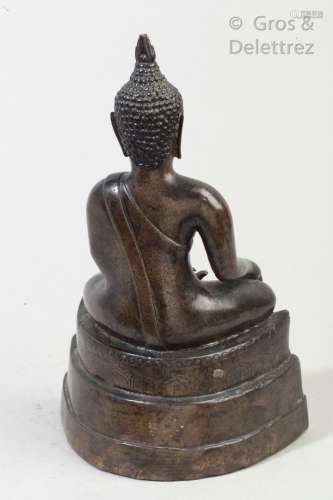 Thaïlande, Xxe siècle. Deux Bouddha en bronze de patine brun...