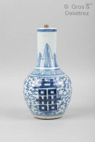 Chine, fin XIXe siècle Vase en porcelaine bleu blanc, à déco...