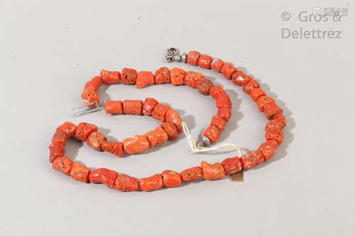 Collier composé de pièces de corail brut et monture argent. ...