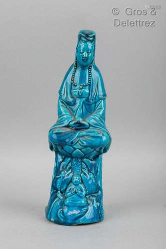 Statue en porcelaine émail et turquoise figurant une Guanyin...