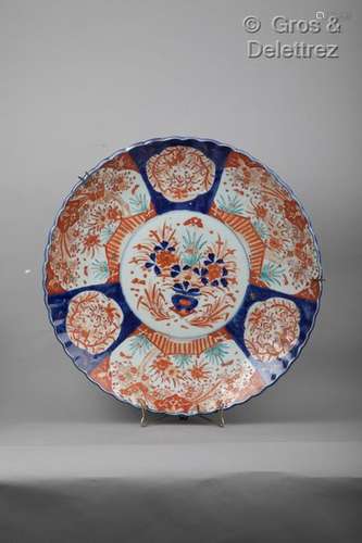 Japon, XIXe siècle Grand plat en porcelaine d'Imari, à décor...