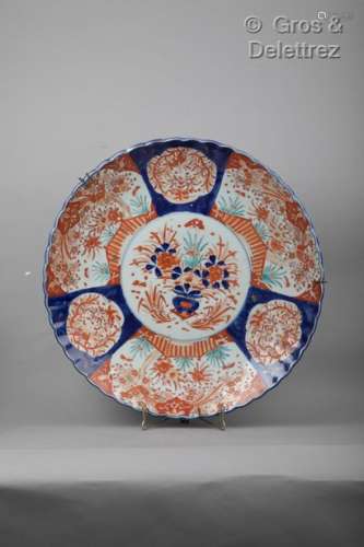 Japon, XIXe siècle Grand plat en porcelaine d'Imari, à décor...