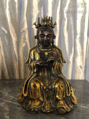 Chine. Divinité bouddhique en bronze doré en position assis ...