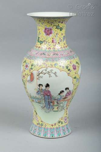 Chine, vers 1950 Vase balustre en porcelaine et émaux de sty...