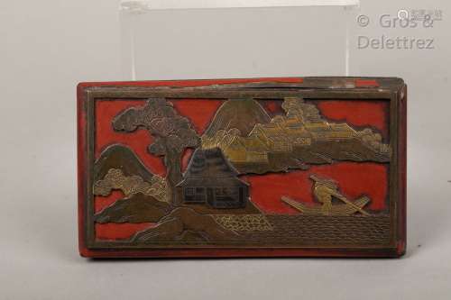 Indochine, vers 1920 Boite plate laquée rouge, à décor d une...