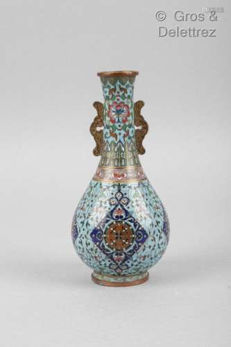 Chine, XIXe siècle Petit vase en émaux cloisonnés, à décor d...