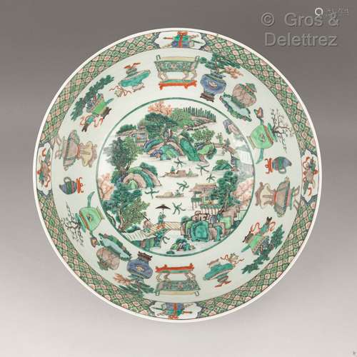 Chine, vers 1880-1900 Importante coupe en porcelaine et émau...