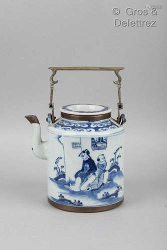 Théière cylindrique en porcelaine à décor de personnages, l'...