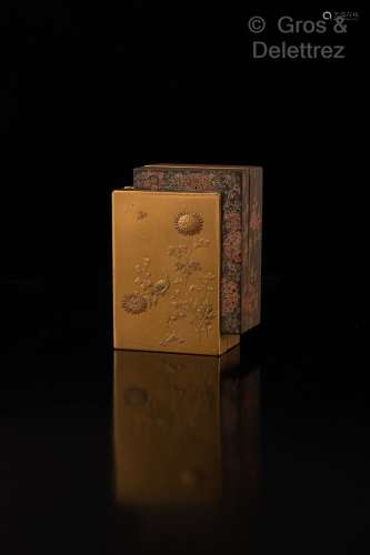 Japon, période Meiji Petite boîte en laque représentant deux...