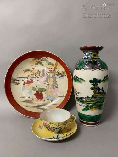 Japon, XXe. Lot en porcelaine et céramique composé d'une tas...