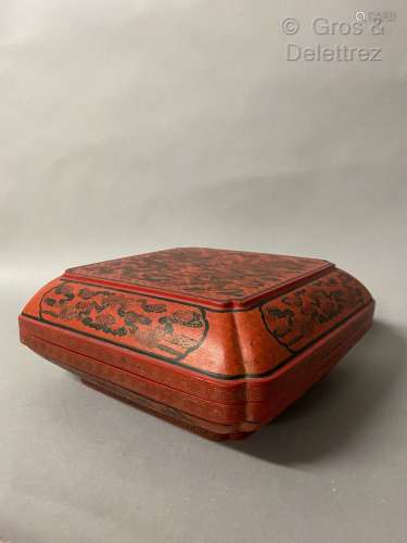 Chine. Boîte quadrangulaire en bois laqué à décor polychrome...
