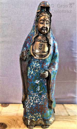 Guanyin en bronze cloisonné, elle est représentée debout. Ja...