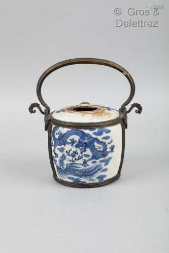 Vietnam, fin XIXe siècle Pipe à eau en porcelaine, à décor e...