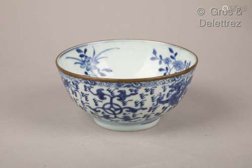 Vietnam, fin XIXème siècle Coupe en porcelaine bleu blanc, à...