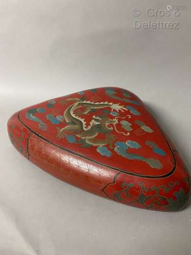 Chine. Boîte triangulaire en bois laqué à décor d'un dragon ...