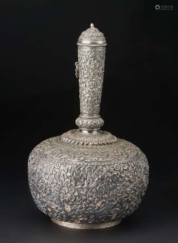 Arte Indiana A silver embossed bottle (surahi) India, 19th c...