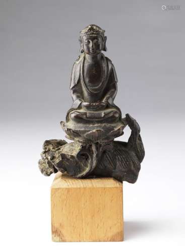 Arte Cinese A small bronze fragment portraying Manjusri seat...