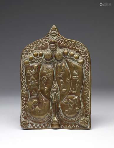 Arte Indiana An embossed brass plaque depicting Lord Vishnu'...