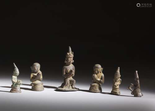 Arte Indiana A collection of six bronze figures of worshippe...
