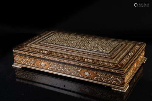 Arte Islamica A large mother of pearl inlaid Quran holder bo...