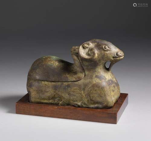 Arte Cinese A zoomorphic bronze crouched figure China, 20th ...