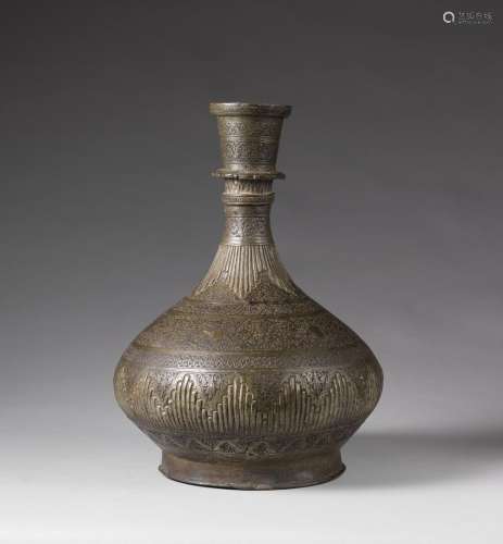 Arte Indiana A bronze surahi flask engraved with flowers Nor...
