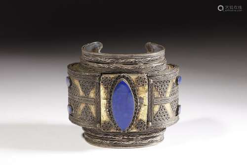 Arte Islamica A silver, brass and lapislazuli bangle 19th ce...