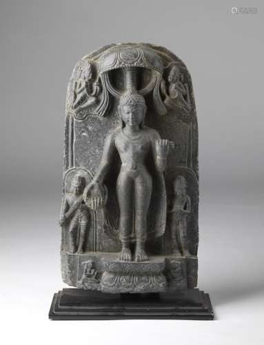 Arte Indiana A dark stone Pala style stele with standing Bud...