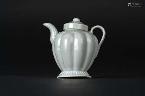 Arte Cinese A small proto porcelain Qingbai teapot and domed...