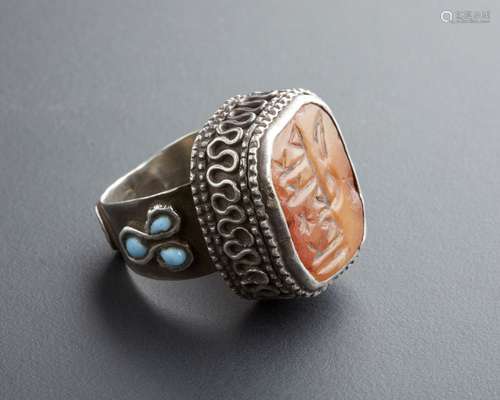 Arte Islamica A silver and carnelian ring incrusted with tur...