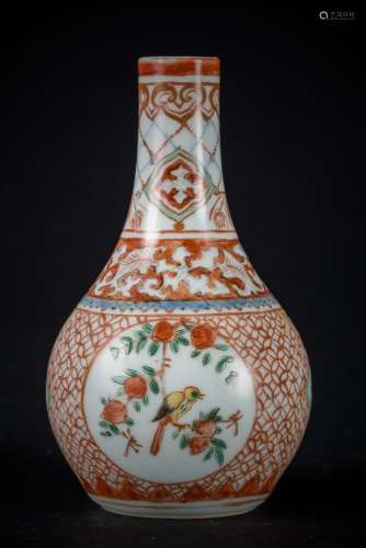 Arte Cinese A small porcelain vase painted with enameled blu...