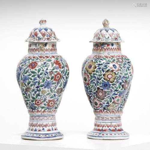 Arte Cinese A pair of porcelain wucai twisted vases China, T...