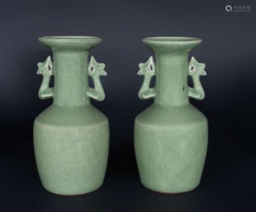 Arte Cinese A pair of celadon glazed pottery vases with zoom...