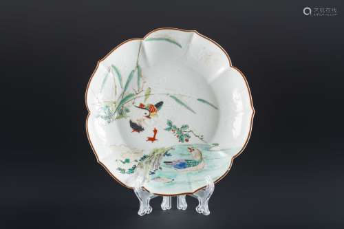 ARTE GIAPPONESE An enameled porcelain dish painted with a po...